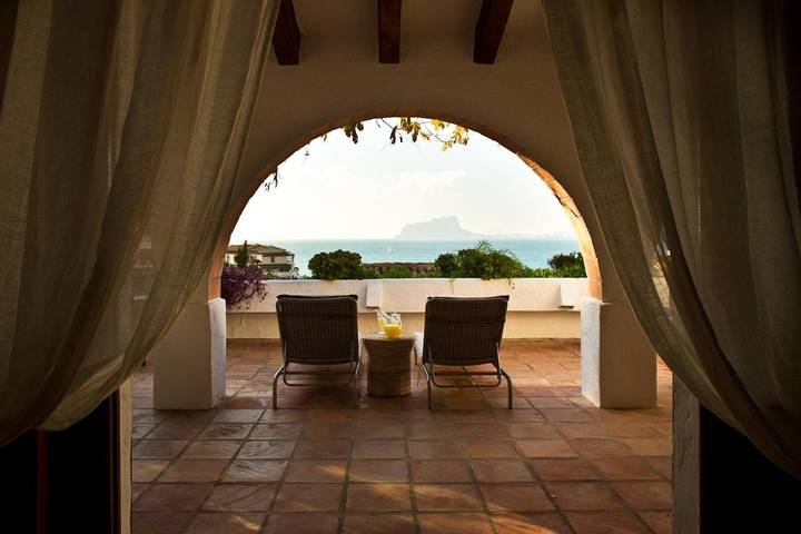 Maison de vacances pour 6 personnes, avec Balcon et Terrasse ainsi que Jardin et Piscine dans Cala El Portet