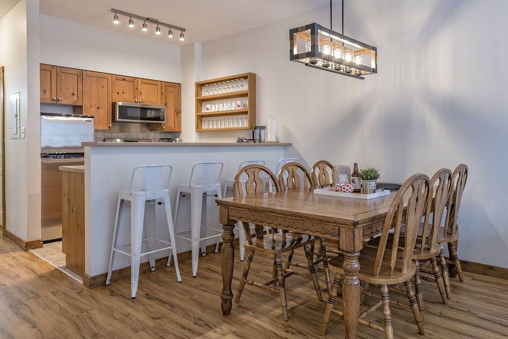 Ganze Wohnung, Large corner unit in Creekside - perfect location close to the trails & village! in Silver Star