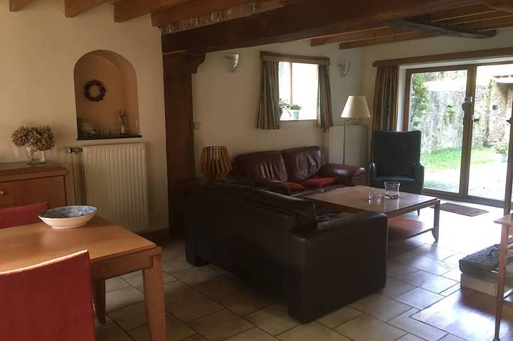 Ruim, comfortabel 4-persoonshuis Gezamenlijk verwarmd zwembad/open haard, tuin. in Hastière, Regio Namur