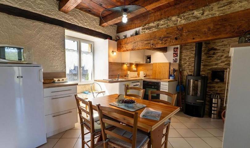 Location de vacances pour 4 personnes, avec terrasse ainsi que vue et jardin à Castelnau-de-Mandailles - 3