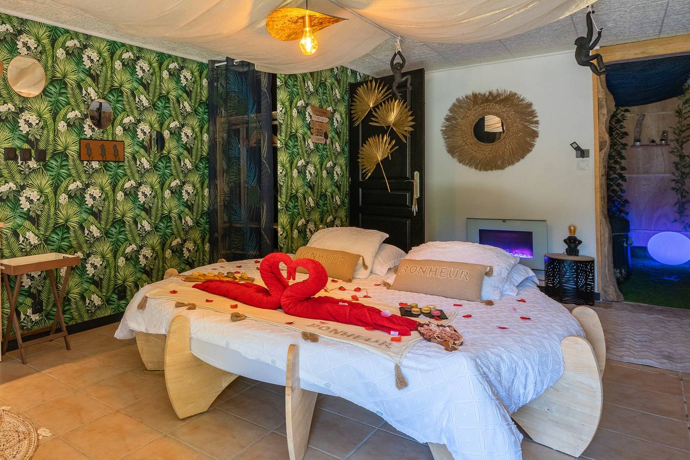 Studio entier, Le Vésuve – Love Room romantique avec jacuzzi privé, lit rond king-size près des Antilles de Jonzac in Saint-Genis-de-Saintonge, Région de Jonzac