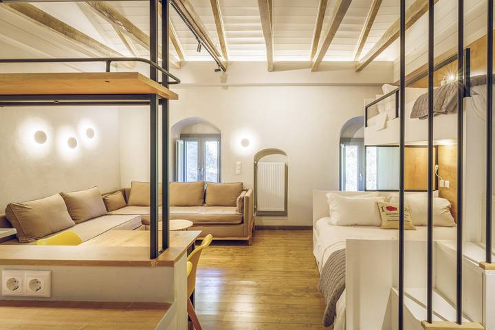 Ganzes Studio, Design-Familienstudio im historischen Dorf Lagadia in Peloponnes