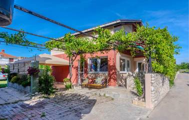 Cottage pour 6 personnes, avec terrasse à Nin