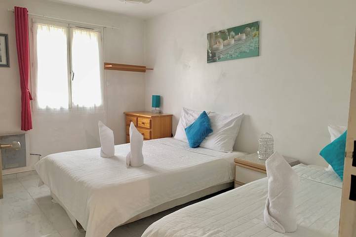 Location de vacances pour 6 personnes, avec jacuzzi et jardin ainsi que piscine et sauna à Pontault-Combault - 3