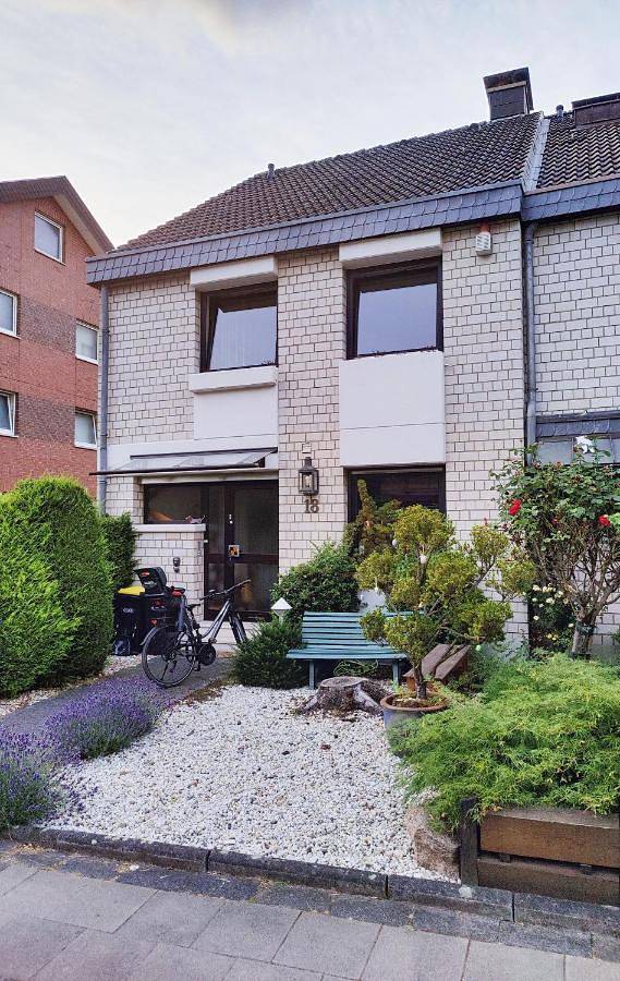 Spacious & comfortable guestrooms w private bathrooms near Koelnmesse & Lanxess Arena, free parking, highspeed Wifi in Kalk (Keulen), Keulen