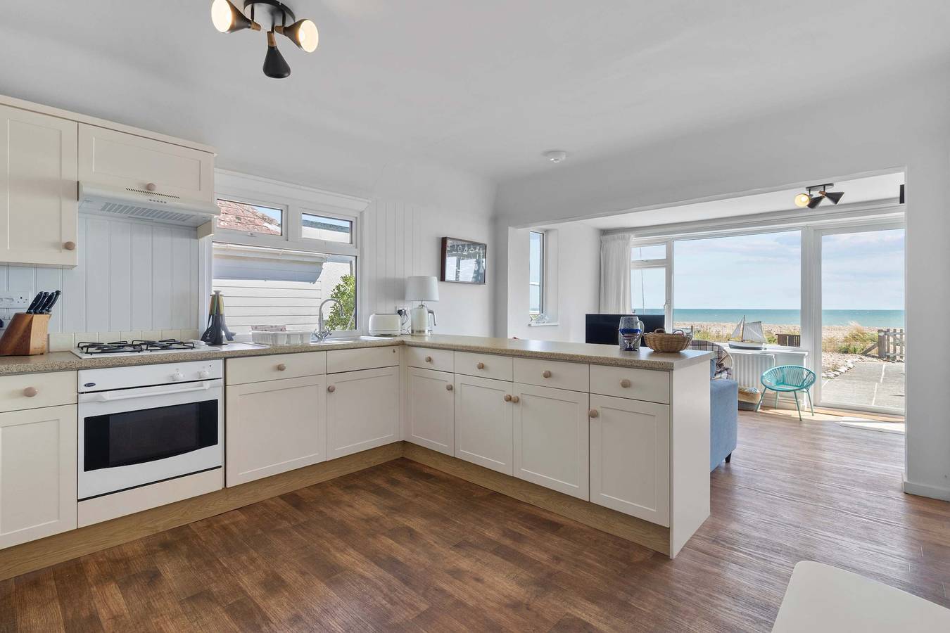 Oceanfront Bungalow w/ Bbq & Stunning Sea Views in Pevensey, East Sussex