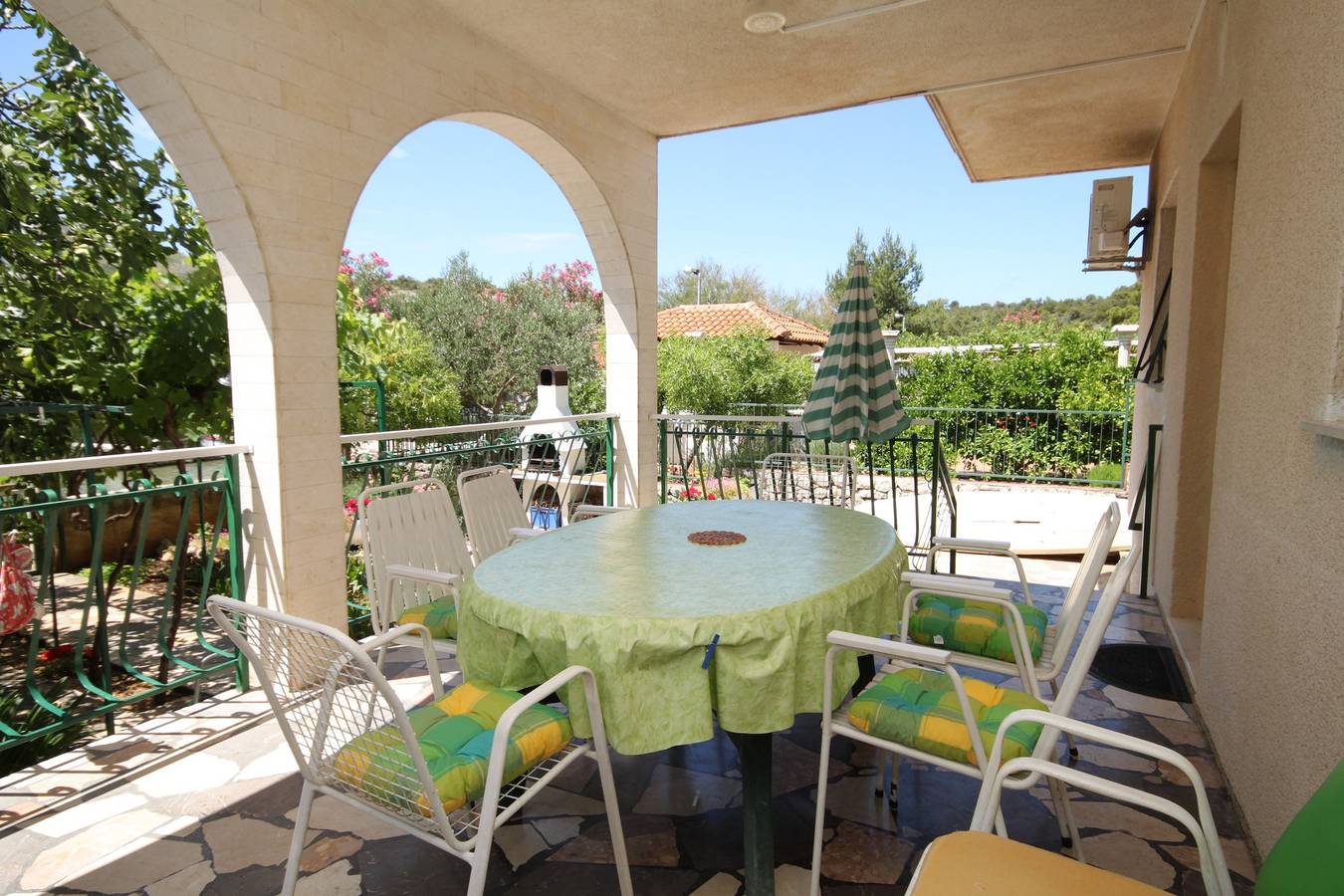 Ganze Wohnung, 2-Zimmer-Ferienwohnung am Strand Grebastica, Sibenik A-6437-b in Grebastica, Šibenik-Knin
