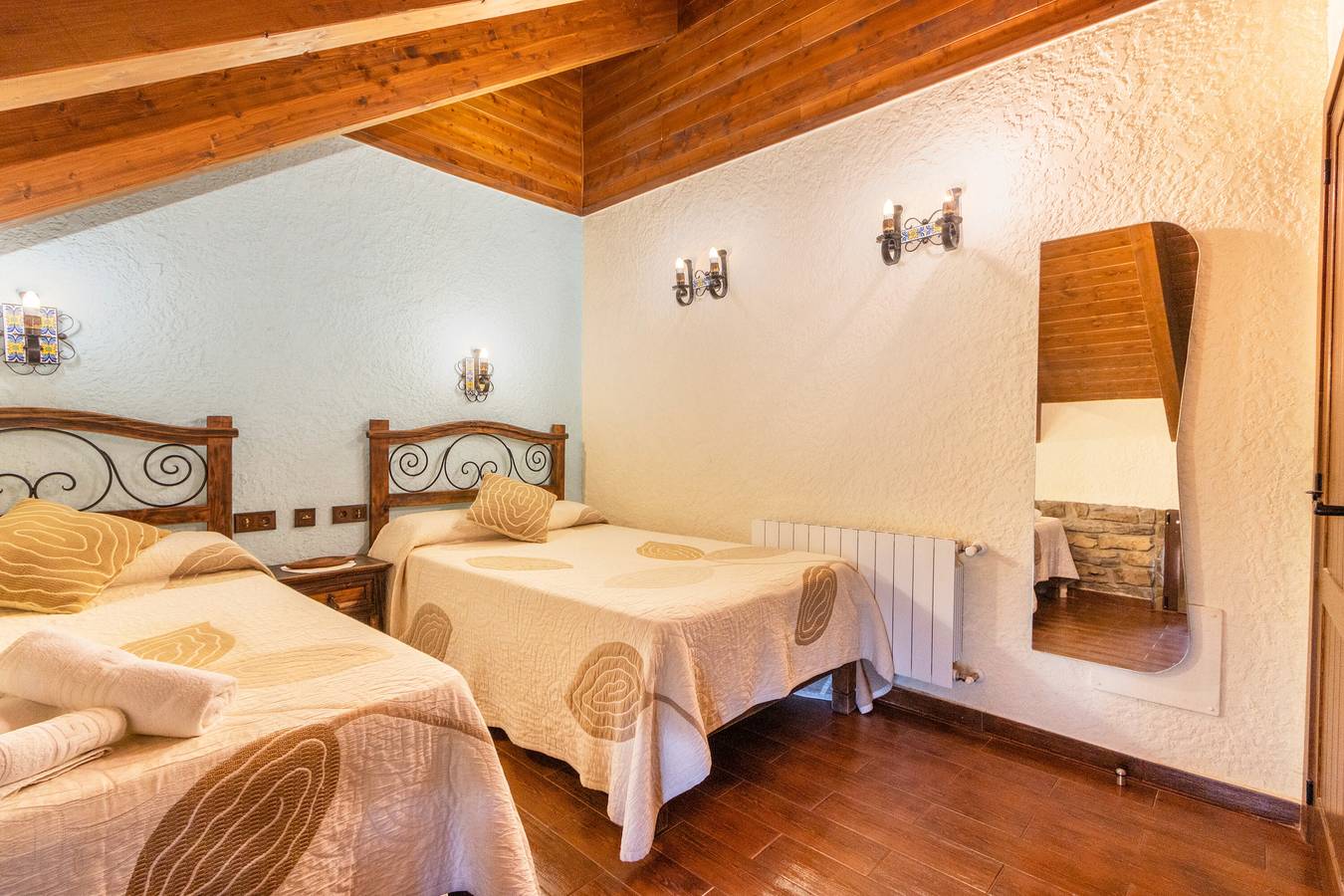 Appartamento 'Larrás' con vista sulle montagne, giardino in comune e Wi-Fi in Fiscal, Pirenei Spagnoli