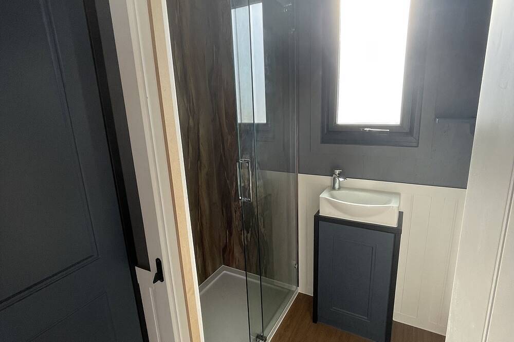 Luxury Shepherds hut overlooking stunning lake in Hillingdon (borough), Londen
