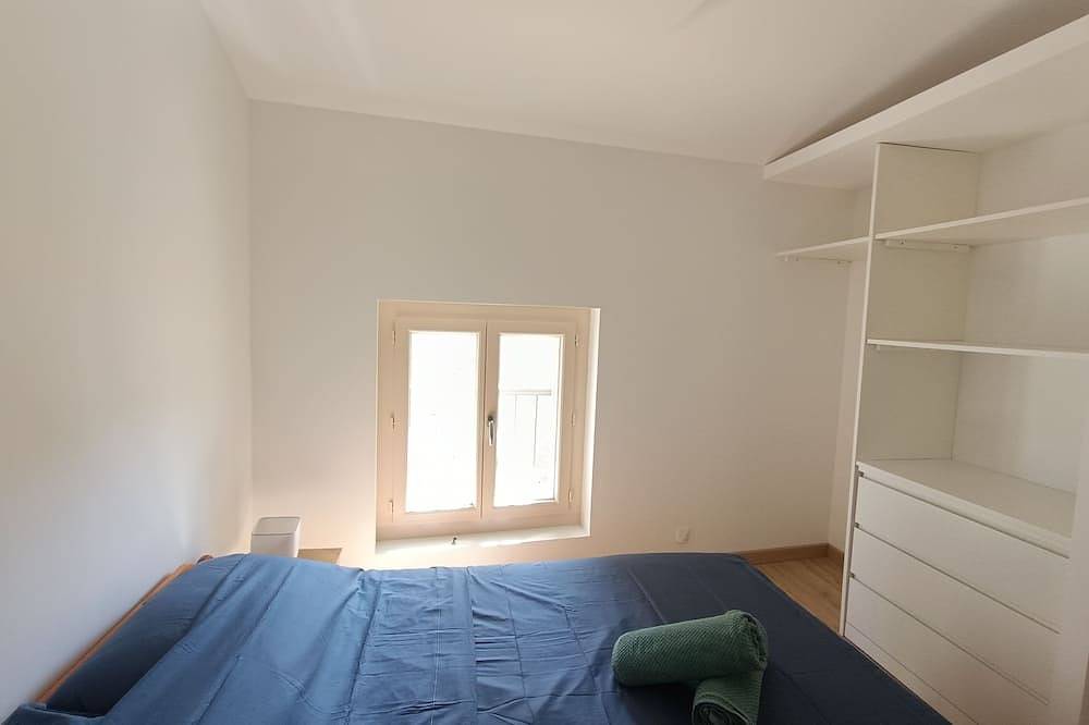 La maison sur la placette , au calme et au centre du village. Parking à 50m. in Saint-Jean-de-Fos, Région de Lodève