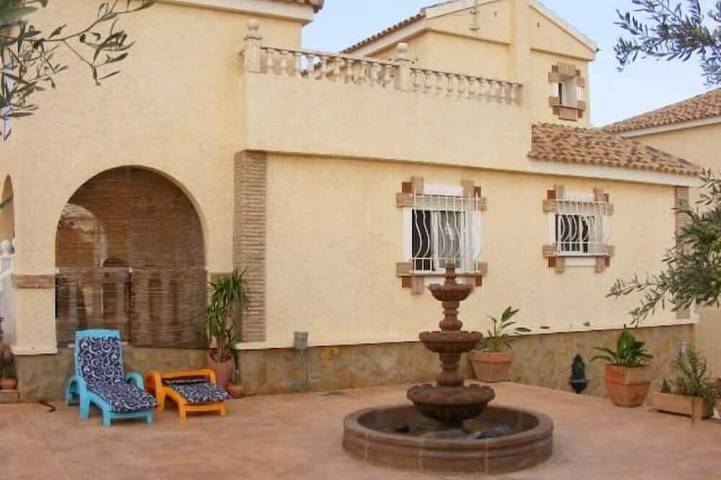 Feriehus for 9 personer, med balkong og hage i tillegg til jacuzzi i Santa Pola