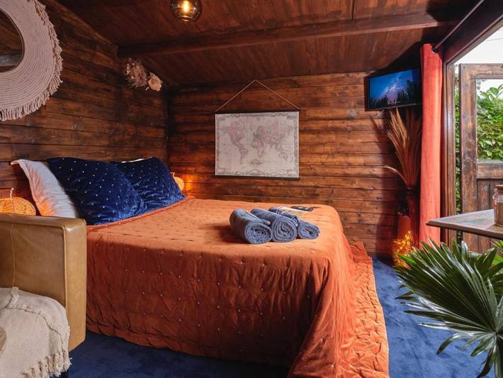 Chalet pour 2 personnes, avec terrasse ainsi que jardin et jacuzzi