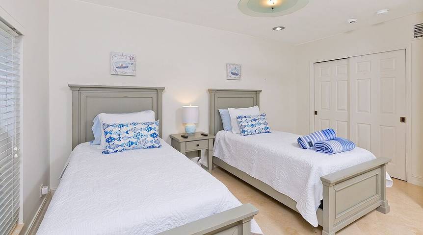 Vacation rental for 11 people, with hot tub and yard, with pets in Pompano Beach