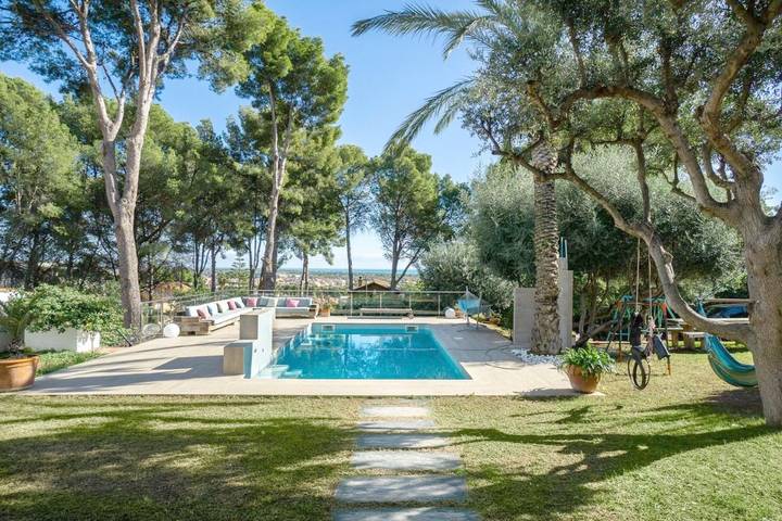 Ferienwohnung für 4 Personen, mit Terrasse und Garten sowie Pool und Ausblick in Castelldefels