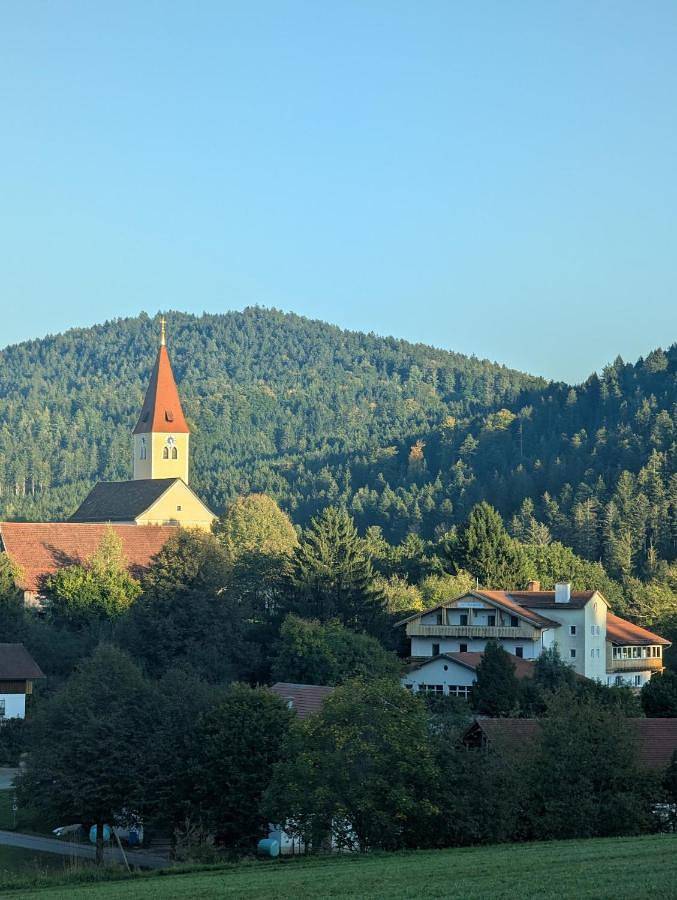 Ferienanlage, mit Balkon und Whirlpool sowie Terrasse und Garten