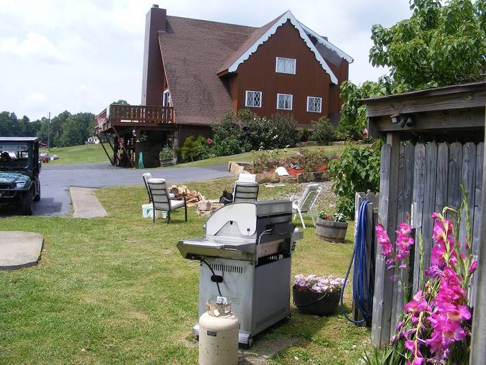 Vacation house for 14 people, with yard and hot tub as well as balcony in West Virginia
