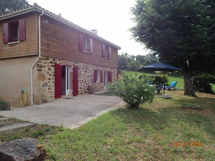 Location de vacances pour 6 personnes, avec terrasse et vue à Goujounac