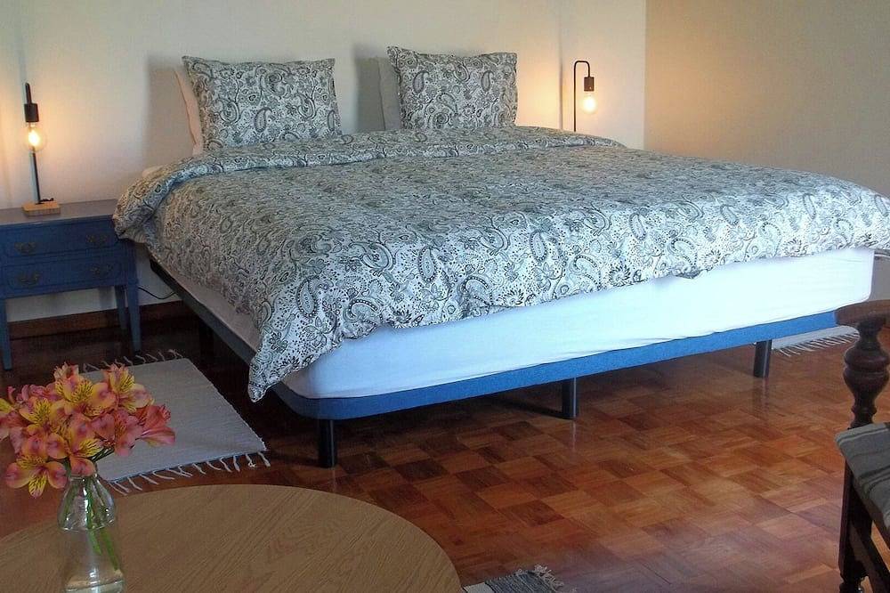 Faial Cottage, Azores - Cozy Local Stay with Private Patio in Cedros, Faial