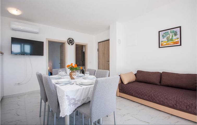Ganze Ferienwohnung, Gemütliche Ferienwohnung mit Terrasse, WLAN und Parkplatz, 1 km vom Strand entfernt in Razanj, Šibenik-Knin