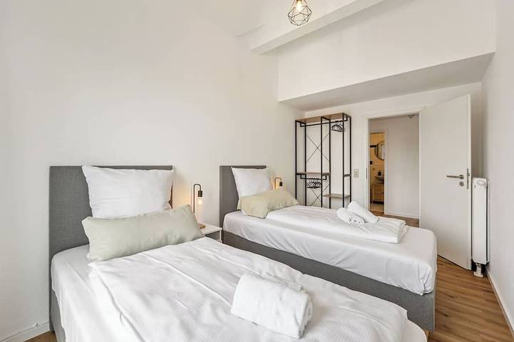 Ganze Wohnung, Ferienwohnung Hirschegg, 2 x Bad 5Z 10 Betten Küche 2 Parkplätze, Wlan in Bad Friedrichshall, Landkreis Heilbronn