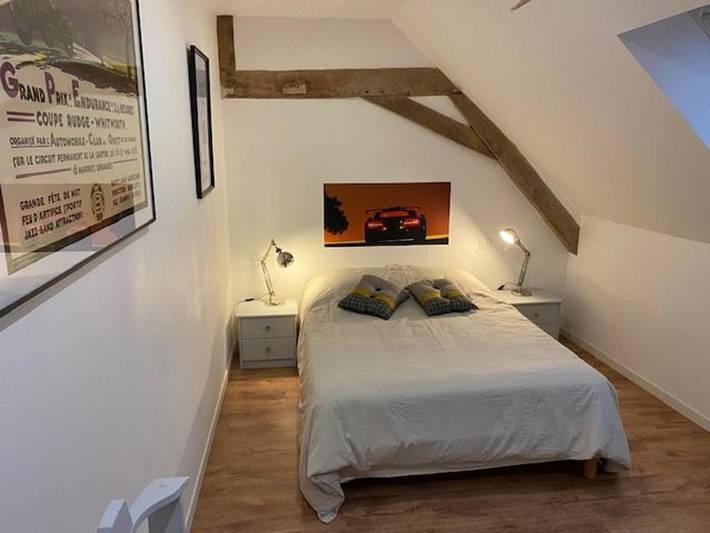 Location de vacances pour 11 personnes, avec terrasse ainsi que jardin et piscine dans Parennes