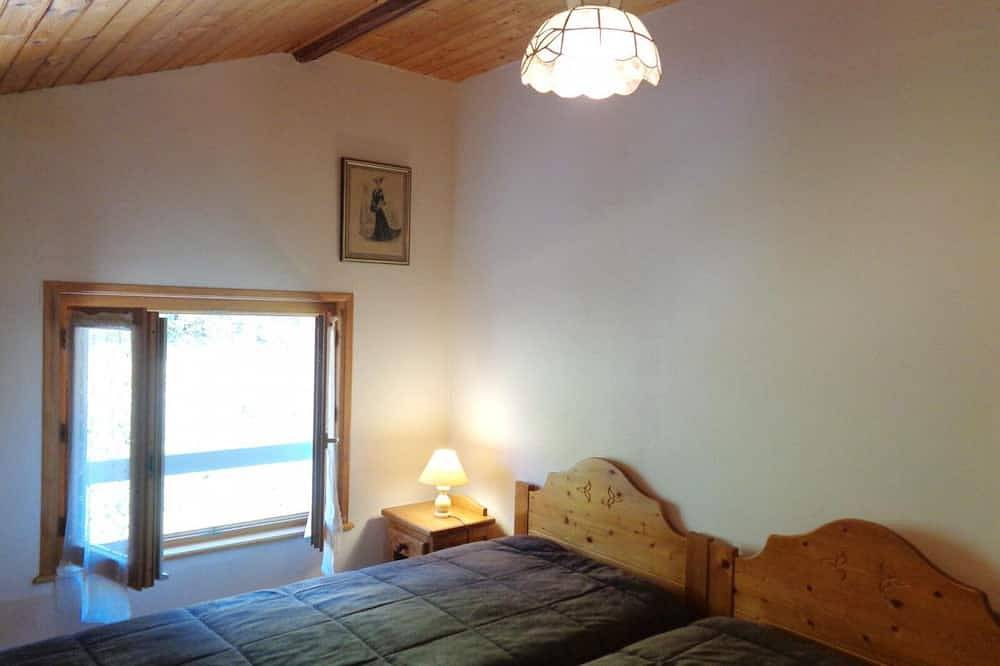 Gîte traditionnel avec terrasse et animaux acceptés in La Tuilière, Région de Roanne
