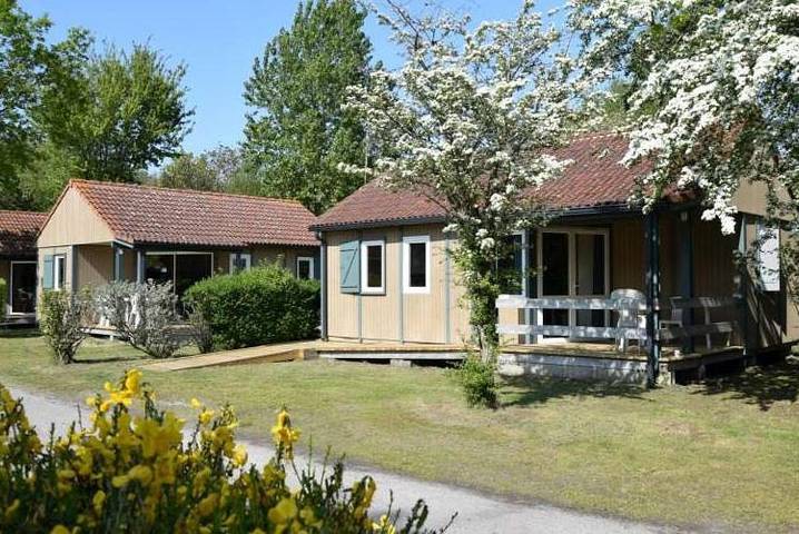 Camping pour 3 personnes, avec piscine et sauna ainsi que jacuzzi et terrasse, animaux acceptés