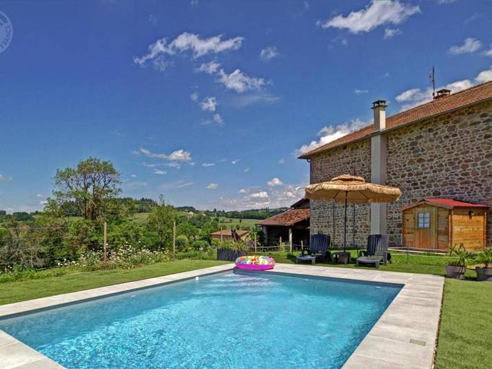 Gîte pour 8 personnes, avec jardin et piscine, animaux acceptés à Belmont-de-la-Loire