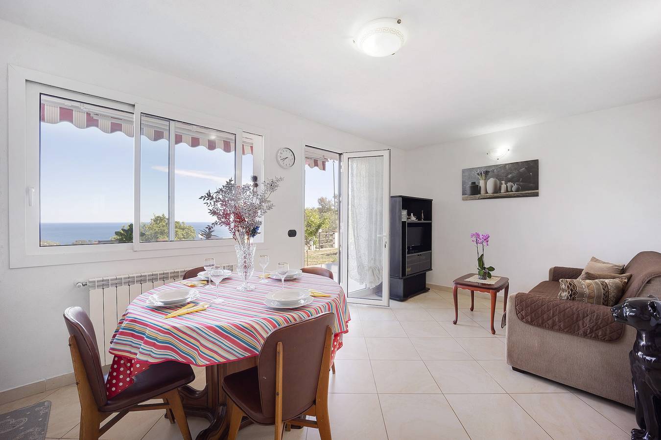 Apartamento entero, Villa 'Casa Vacanza Sanaa' con vistas al mar, terraza privada y Wi-Fi in San Lorenzo al Mare, Riviera di Ponente