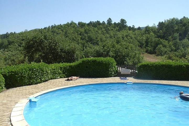 Cabane en bois pour 6 personnes, avec jardin ainsi que piscine et terrasse