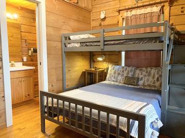 Log Cabin for 5 Guests in Rutherford County, Picture 1
