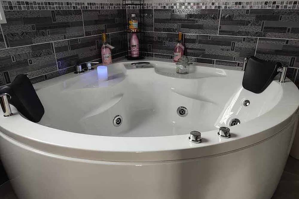 Comfortable gite well located bath /remous terrace enclosed garden dogs accepted! in Carcassonne, Carcassonne region