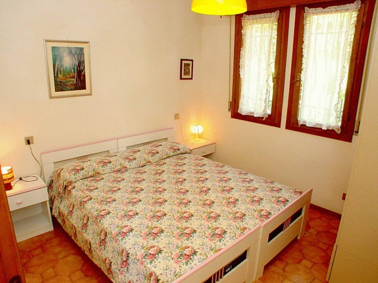 Apartamento entero, Apartamento de tres habitaciones con Wifi y aparcamiento privado a 100 metros de la playa de Lignano. in Ribera de Lignano, Lignano Sabbiadoro
