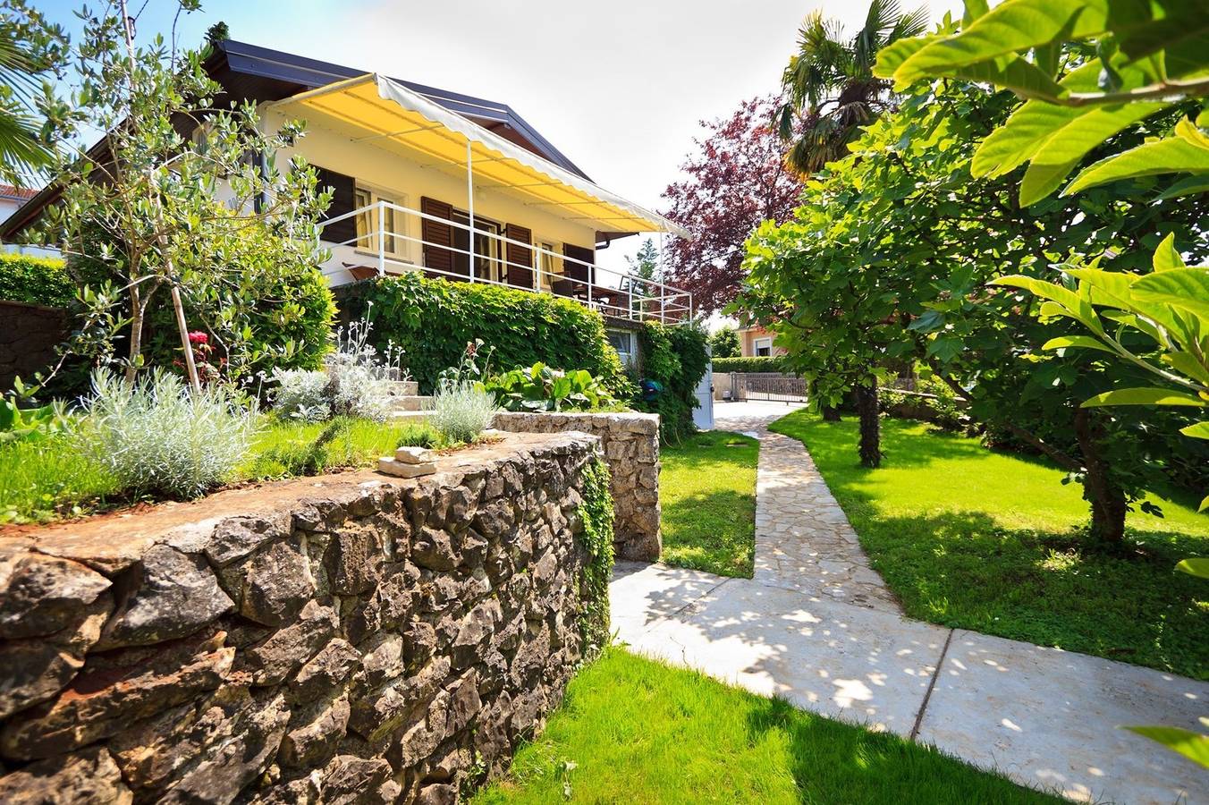 Schönes Ferienhaus Luka in Strandnähe  in Zidarici, Krk
