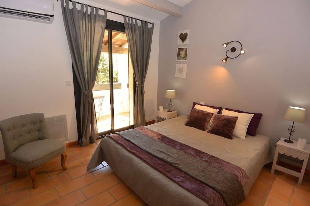Alpilles Luberon, climatizada Spa Jacuzzi Piscina climatizada Petanca Futbolín in Plan-d'Orgon, Region de Arles