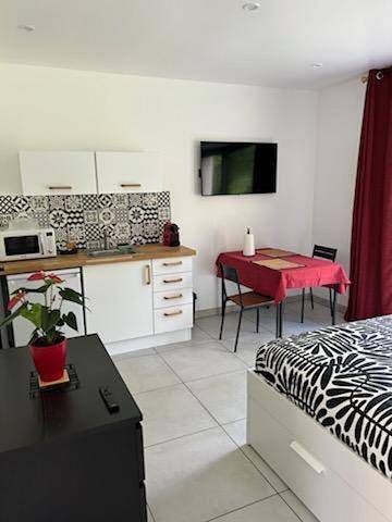 Gîte pour 2 personnes, avec piscine et jardin dans Ponts sur Seulles