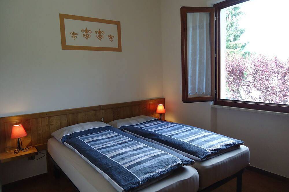 Ganze Wohnung, Direkt Am Strand/See, Fewo bis 4 Pers., Pool und Garten in Idro, Gardasee-Berge