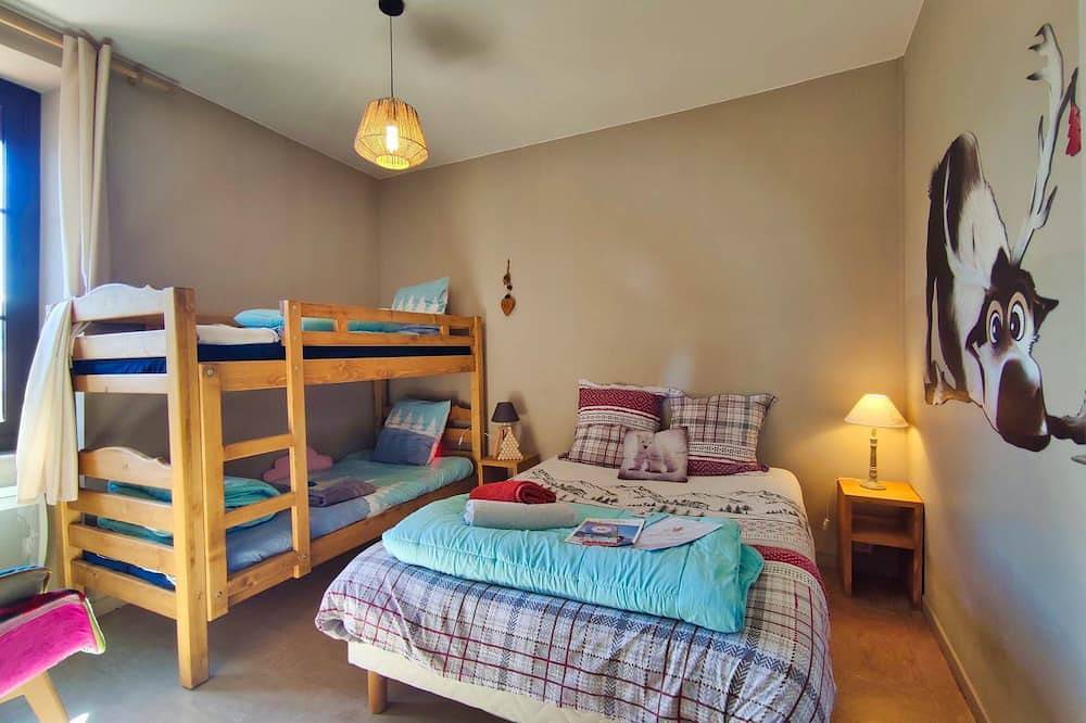 Apartamento entero, Family room ( bed 140cm + bunk bed 90cm ) in Artigues, Ariège
