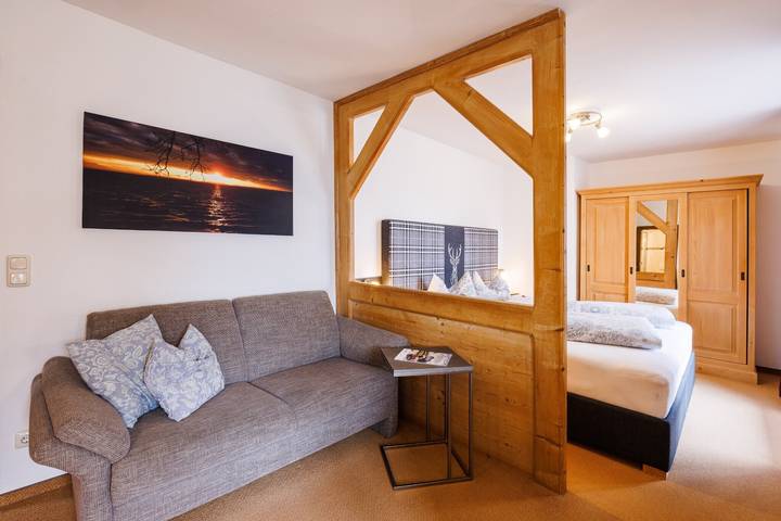 Ganzes Studio, Einzimmerapartment 'Chiemsee' mit Bergblick im Gästehaus Wolfgang, Balkon und Wi-Fi in Ruhpolding, Bayerische Alpen