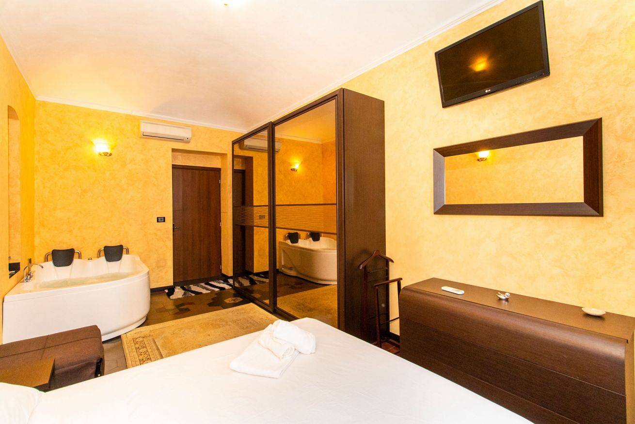 Entire apartment, Stylish Flatx2 Borgo San Paolo with Jacuzzi in Turin, Turin Province