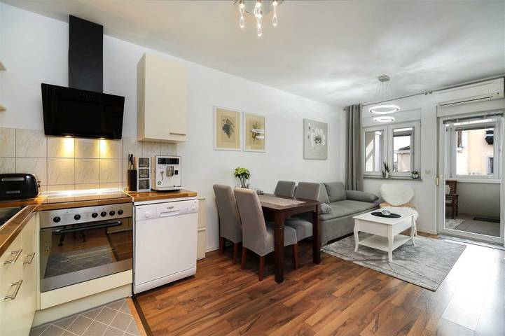 Ganze Wohnung, Gemütlicher Kurzurlaub für Paare: Apartment mit 1 Schlafzimmer und 1 Bad und Parkplatz in Sisan, Südküste Istrien