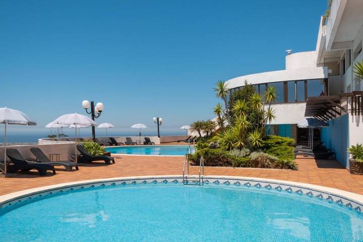Hôtel pour 2 personnes, avec jardin et bassin pour enfant ainsi que vue et piscine dans Laundos