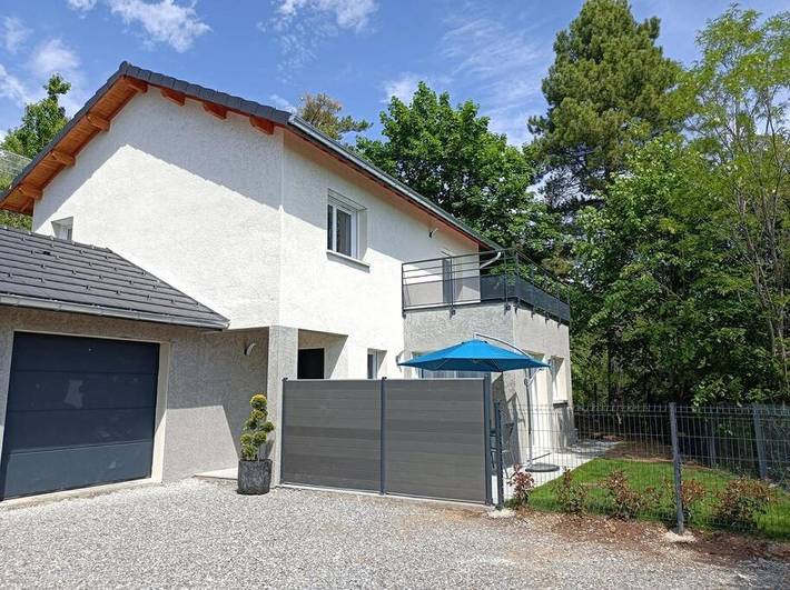 Location de vacances pour 8 personnes, avec Balcon et Terrasse ainsi que Jardin et Vue à Pelleautier