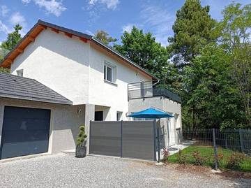 Location de vacances pour 8 personnes, avec jardin et vue à Pelleautier