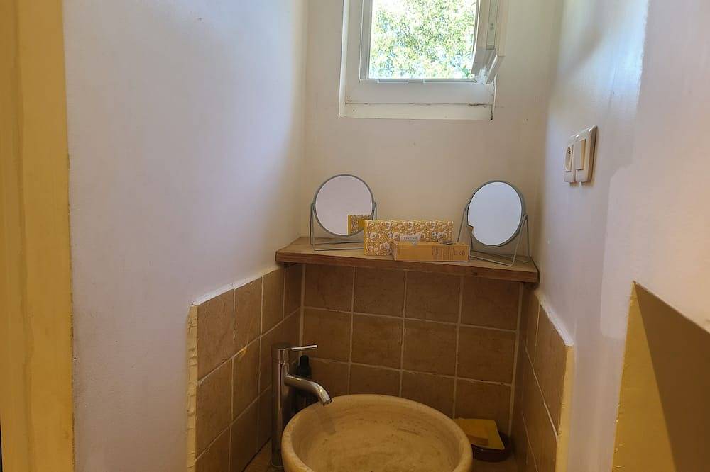 Appartement entier, Gite avec piscine à partager au milieu des vignes. Animal de compagnie accepté in La Tour-d'Aigues, Parc naturel régional du Luberon