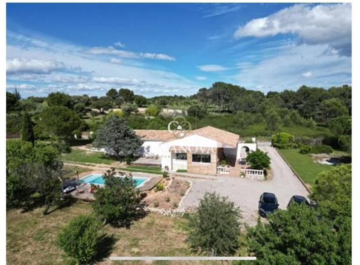 Location de vacances pour 12 personnes, avec Terrasse et Jardin ainsi que Piscine et Vue à Saint-Pons-de-Mauchiens