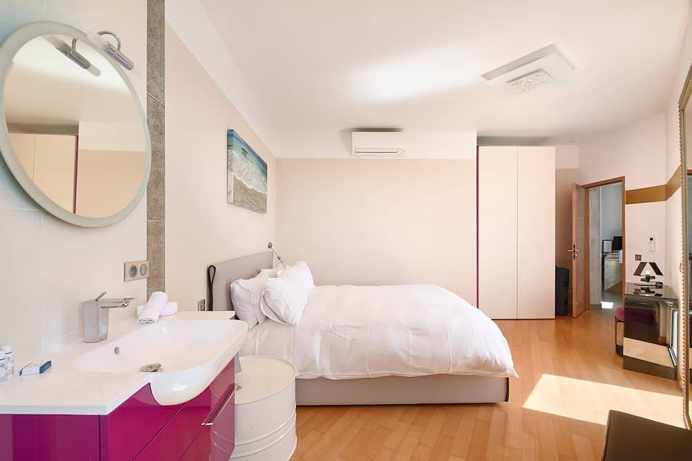 Sunlightproperties: Splendid: Villa, 4 Bedroom/ 3 bath, jacuzzi, heated pool in Peymeinade, Cannes region