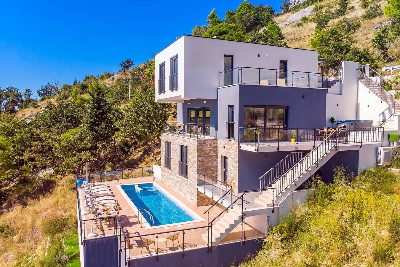 Stilvolle Villa Mia – Elegante Villa mit privatem Pool, Whirlpool, Fitnessraum und Sauna – 4 Schlafzimmer mit eigenem Bad, Panoramablick auf das Meer und ruhige Lage in Lokva Rogoznica, Omis-Riviera