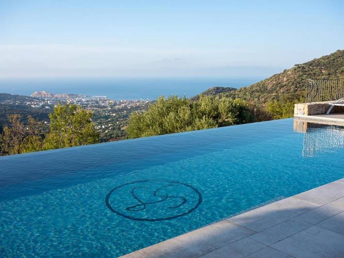 Hôtel pour 3 personnes, avec piscine ainsi que vue et terrasse, animaux acceptés