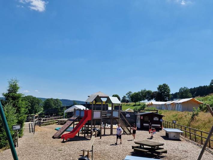 Camping pour 4 personnes, avec jardin et vue, animaux acceptés